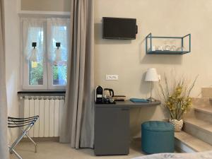 a room with a desk and a window at Pae veciu camera privata con bagno in Monterosso al Mare