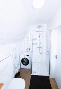 La salle de bains est pourvue d'une douche et d'un lave-linge. dans l'établissement Ferienhaus 88, à Bad Arolsen
