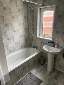 uma casa de banho com uma banheira e um lavatório em Quirky and Cosy Two Bed in Ferryhill Near Durham! em Ferryhill
