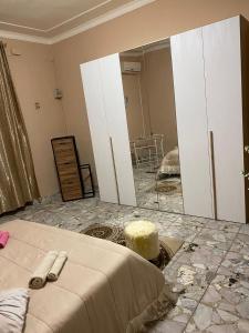 een slaapkamer met een grote spiegel en een bed bij Casa Roberta in Catania