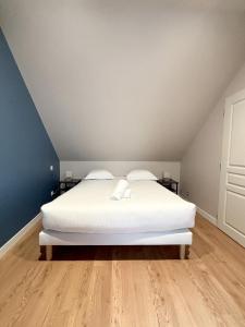 1 dormitorio con 1 cama blanca grande en el ático en Onyx Blue, en Saint-Aignan