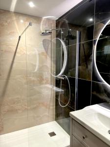 Ένα μπάνιο στο Onyx Black