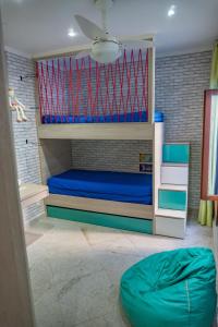 a bedroom with a bunk bed with blue sheets at Linda casa com piscina em Interlagos Vila Velha ES in Vila Velha