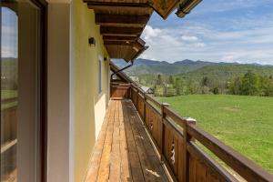 un balcón de una casa con vistas a las montañas en La Ferme Francej Luxury Farmhouse Bohinj, en Bohinjska Bistrica