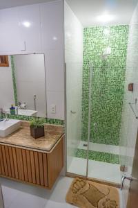 a bathroom with a shower and a sink at Linda casa com piscina em Interlagos Vila Velha ES in Vila Velha