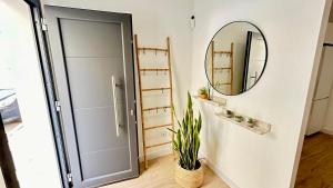 a bathroom with a door and a mirror at SIBS Sanlúcar Guadalquivir 2 Coqueto Ideal Parejas in Sanlúcar de Barrameda