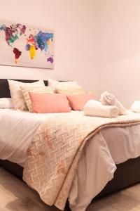 ein Schlafzimmer mit einem Bett mit einer Karte an der Wand in der Unterkunft El Patio de la Viña by Gades Gestión in Cádiz