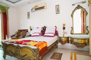 een slaapkamer met een bed en een spiegel bij FabHotel Prime Indeedcare Resort Bakkhali in Bakkhali