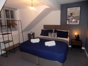 a bedroom with a large bed with blue sheets at Modern 3 Bed - Lincoln - Parking in Lincoln