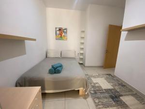 um pequeno quarto com uma cama num quarto em Sliema 2bed with Backyard em Sliema