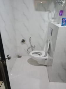 bagno bianco con servizi igienici e lavandino di Taarab View a Shogi