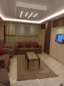 a living room with a couch and a table at شقه للايجار مكرم عبيد 1 in Cairo