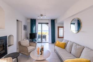 uma sala de estar com um sofá e uma mesa em Villa Bollaccia - Vue mer avec piscine em L'Île-Rousse