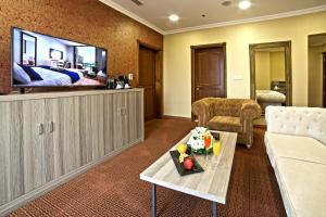 En TV eller et underholdningssystem på Sapphire Plaza Hotel