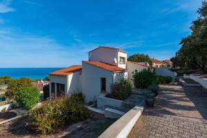 een huis met uitzicht op de oceaan bij Villa Bollaccia - Vue mer avec piscine in LʼÎle-Rousse
