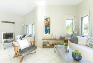 - un salon avec un canapé et une chaise dans l'établissement Recon Luxury Living Paliouri, à Paliouri