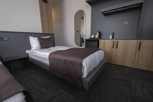 una camera d'albergo con letto e specchio di DEWY HOTEL a Smirne