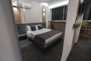 Un dormitorio pequeño con una cama en una habitación. en DEWY HOTEL, en Izmir