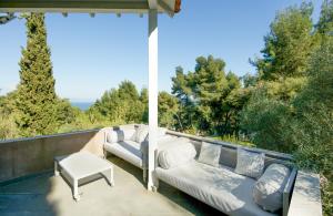 une terrasse couverte avec canapés et table et vue sur l'océan dans l'établissement Recon Luxury Living Paliouri, à Paliouri