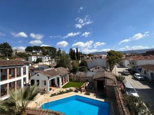 een luchtzicht op een huis met een zwembad bij Akay Hotel in Selcuk