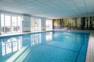 Bazén v ubytování Forest Lodge Hotel nebo v jeho okolí