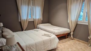 - une chambre avec 2 lits et une fenêtre dans l'établissement Sant Carles de la Rapita, à Sant Carles de la Ràpita