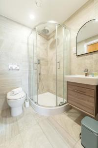 a bathroom with a shower and a toilet and a sink at Leeds City Centre 2 Bed 2 Bath in Leeds