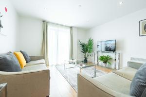 a living room with two couches and a tv at Leeds City Centre 2 Bed 2 Bath in Leeds