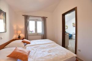 um quarto com 2 camas e um espelho grande em Wohnung in Pješčana Uvala mit gemeinschaftlichem Pool und Grill em Pula