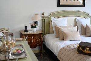 Hôtel La Villa Eugene في إيبيرني: غرفة نوم مع سرير وطاولة مع طبق من الطعام
