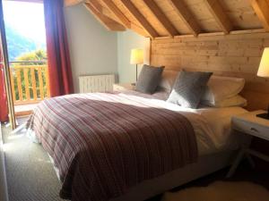 A bed or beds in a room at Large private chalet in Vaujany