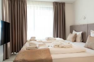 Una habitación de hotel con una cama con toallas. en Top Apartments Opatija, en Dobreć
