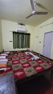 una camera con un letto con una trapunta sopra di GREEN FINCH LAKE VIEW GARDEN RESIDENCY a Cherai Beach