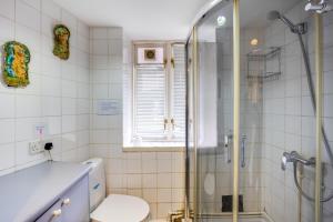 Koupelna v ubytování Boutique Hotel + 37 fotografií