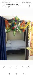 Atithi niwas في Ratanpur: صورة سرير مع باقة ورد