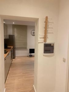 una cocina con una pared con un cuchillo. en Cozy Flat, en Bruselas