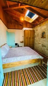 Tempat tidur dalam kamar di Close to sea in The Village of Bodrum/Mazı Stone House