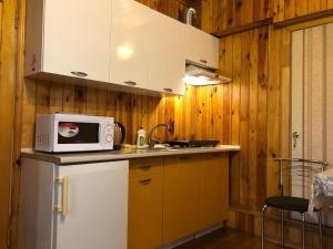 uma cozinha com um micro-ondas e um frigorífico em Apartment complex em Sumy