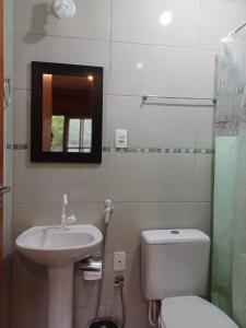 賓海洛的住宿－Recanto Cabanas，一间带水槽、卫生间和镜子的浴室