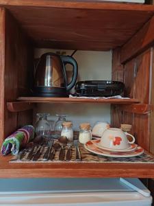 賓海洛的住宿－Recanto Cabanas，茶壶和碗碟的橱柜