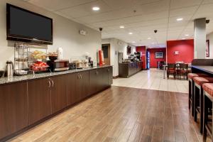 Virtuve vai virtuves zona naktsmītnē Microtel Inn & Suites by Wyndham Tuscaloosa