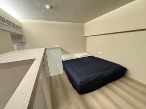 a small bedroom with a bed in a room at 礁溪樂沐L’Amour in Yü-shih-ts'un
