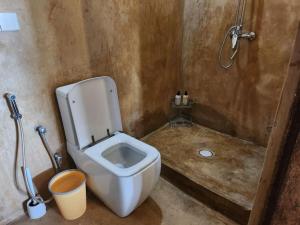 een badkamer met een toilet en een douche bij Sunset Getaway- Villa Makuti in Kizimkazi