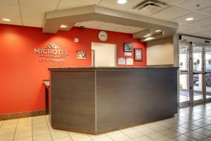 eine Lobby eines Mikrokrankenhauses mit einem Empfangsschalter in der Unterkunft Microtel Inn & Suites by Wyndham Tuscaloosa in Tuscaloosa