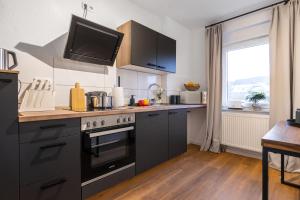 Kuchyň nebo kuchyňský kout v ubytování Stilvolle 3-Zimmer Apartments I home2share