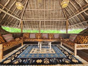 een grote kamer met een tafel en stoelen. bij Sunset Getaway- Villa Makuti in Kizimkazi