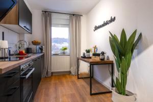Kuchyň nebo kuchyňský kout v ubytování Stilvolle 3-Zimmer Apartments I home2share