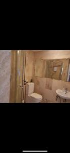 łazienka z toaletą i umywalką w obiekcie Beautiful Airbnb with Ensuite Rooms w mieście Shenley Church End