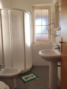 トロペアにあるvilla lariaの白いバスルーム(シャワー、シンク付)