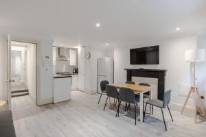 a kitchen and dining room with a table and chairs at Park view / Baker Street / Marylebone Apartments in London